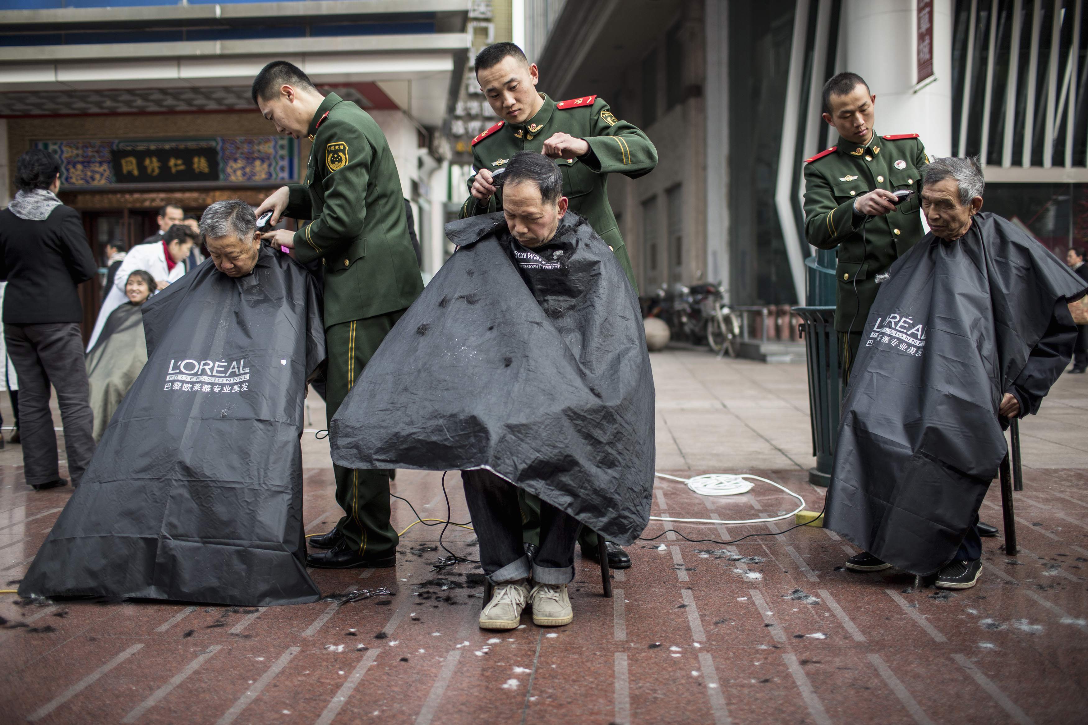 Potong Rambut Gratis Dari Polisi China Berita Daerah