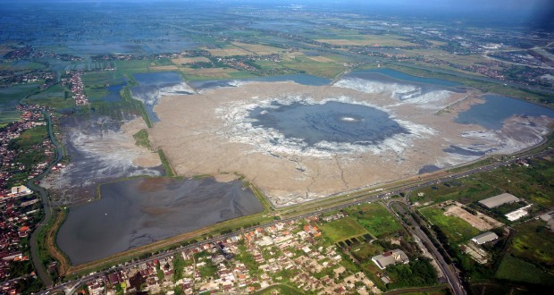 Pusat semburan dan wilayah yang terkena luberan lumpur panas Lapindo, tampak dari aatas Porong Sidoarjo, Senin (26/5).