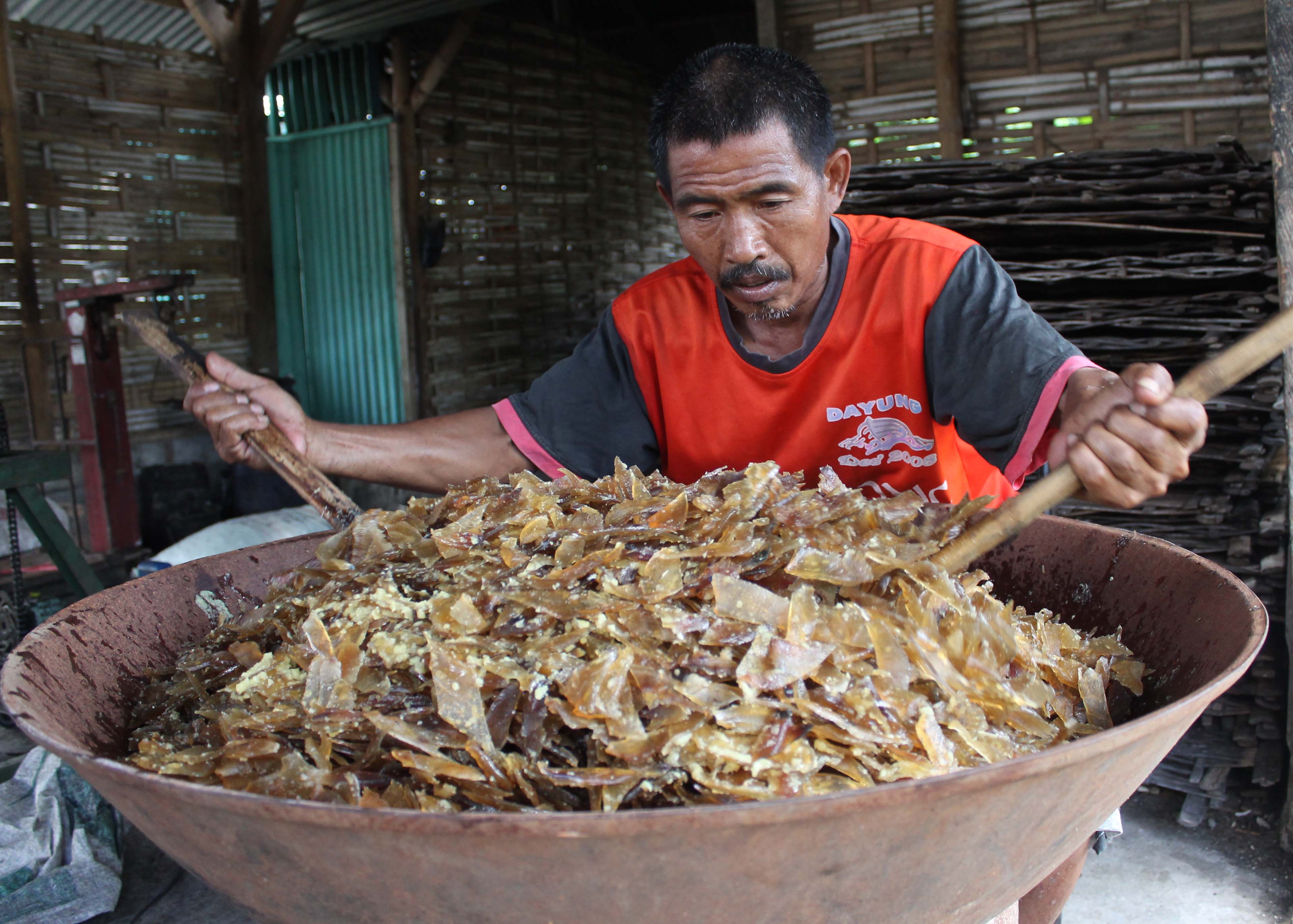 baku bahan kulit Botoran mengaduk kulit telah yang krupuk bumbu diberi di Pekerja