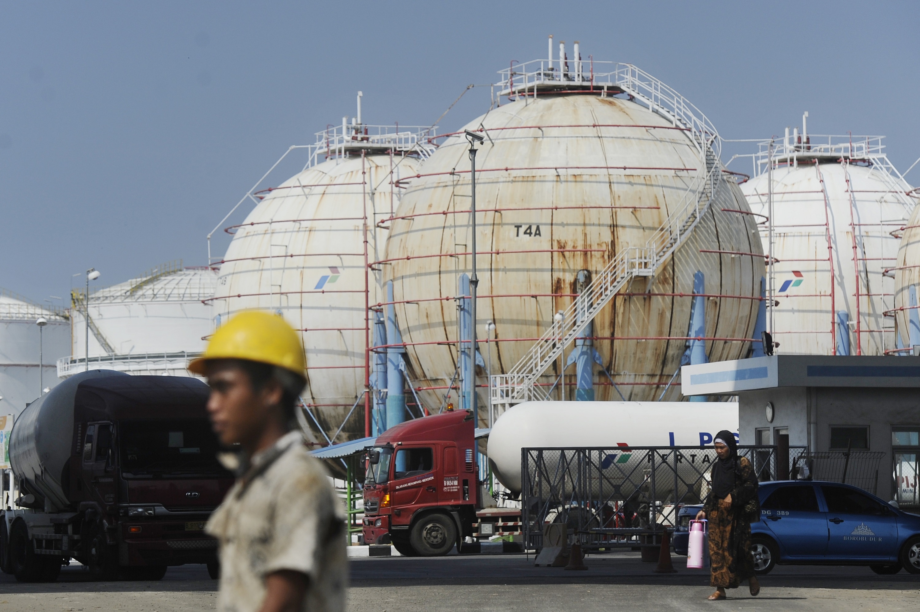 Sebuah truk pengangkut elpiji melintasi terminal penyimpanan LPG milik