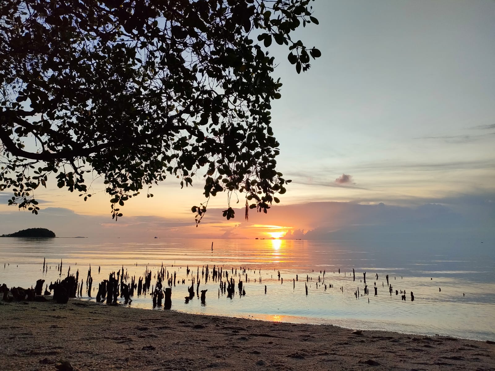 Pemandangan Senja Hari Di Pantai Tanjung Pendam Kabupaten Belitung