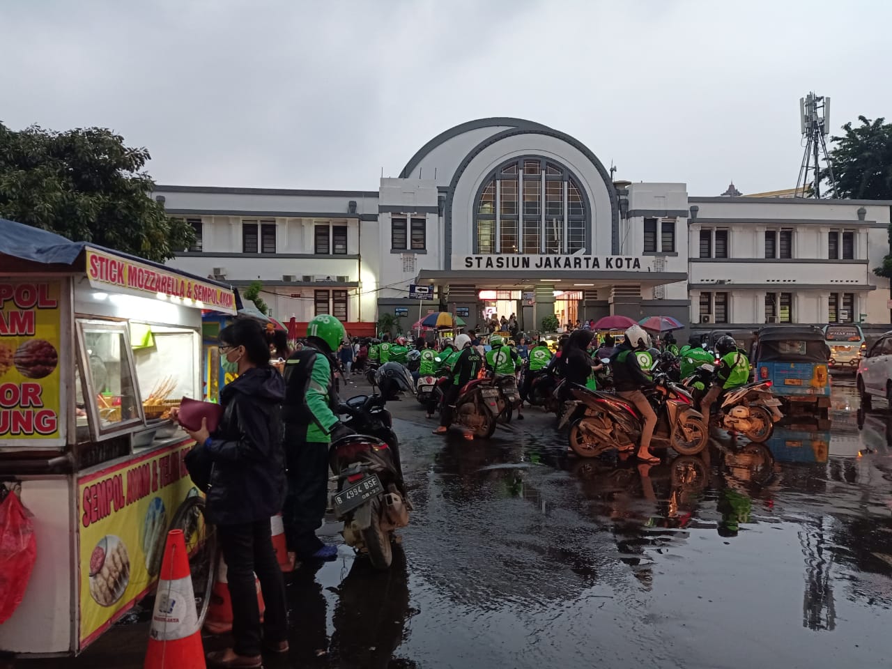  Suasana Senja  di Stasiun Kota Berita Daerah