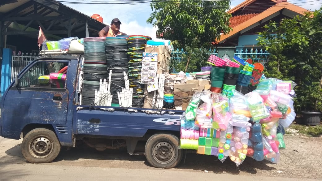 Uniknya Pedagang Perabot Rumah Tangga Keliling - Berita Daerah