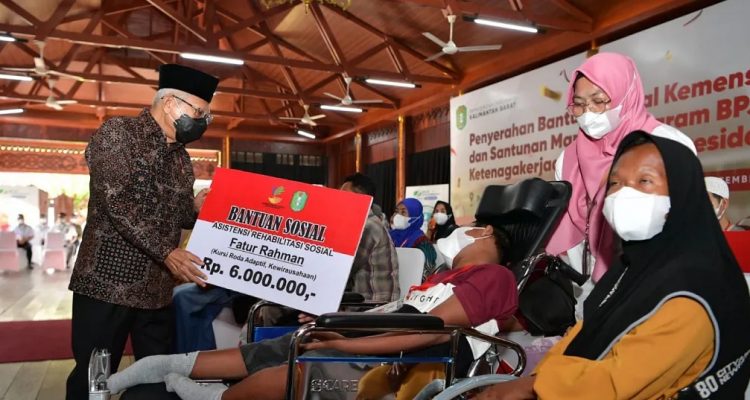 Bantuan Kemensos dan BPJAMSOSTEK Diserahkan Wapres kepada Warga