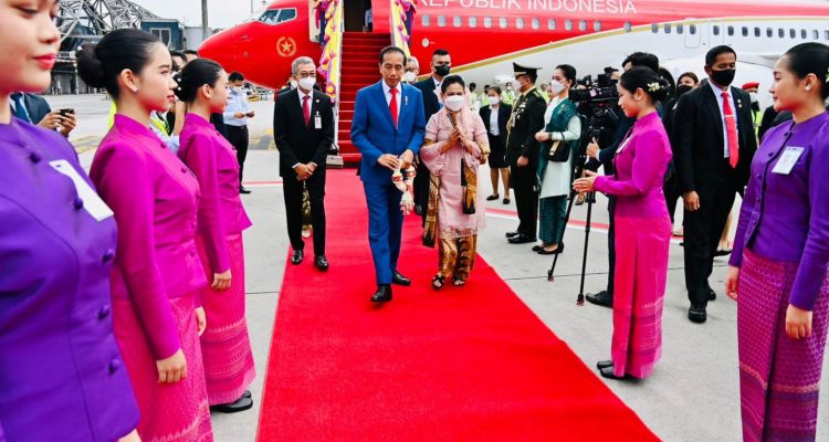 Presiden Jokowi dan Ibu Iriana Sudah Tiba di Bangkok