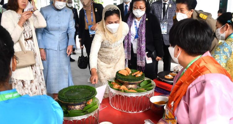 Ibu Iriana Menghadiri Acara Pendamping KTT APEC