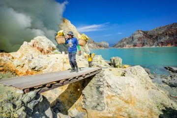 (Beritadaerah - Banyuwangi) Ijen Geopark resmi ditetapkan sebagai anggota UNESCO Global Geopark (UGG). Keputusan ini ditetapkan pada Sidang Dewan Eksekutif UNESCO ke-216 di Paris, Perancis, Rabu (24 Mei 2023). “Setelah melewati berbagai proses dan sidang, akhirnya Ijen Geopark resmi menjadi anggota UGG. Hal ini berdasarkan surat resmi serta rilis yang diunggah dalam website UNESCO,” ungkap Bupati Banyuwangi Ipuk Fiestiandani, Kamis (25/5/2023). Geopark Ijen menjadi bagian dari 195 situs UGG yang tersebar di 48 negara. Bersama dengan 18 situs geologi lainnya di dunia yang baru ditetapkan pada tahun ini. Di antaranya adalah Caçapava (Brazil), Lavreotiki (Yunani), Aras (Iran), Hakusan Tedorigawa (Jepang) dan sejumlah situs dunia lainnya. “Semoga dengan ditetapkannya Ijen sebagai UGG ini, semakin menambah kunjungan wisatawan mancanegara ke Banyuwangi. Sehingga akan berdampak pada kesejahteraan dan penguatan kebudayaan masyarakat Banyuwangi,” harap Ipuk. Ijen Geopark memiliki sejumlah situs yang tersebar di dua wilayah, yakni Kabupaten Banyuwangi dan Bondowoso. Karakteristik utama yang diunggulkan dari situs Geopark Ijen adalah keelokan kawasan Gunung Ijen yang mengedepankan tiga komponen pariwisata, yaitu geologi, biologi, dan budaya. Pengurus Harian Ijen Geopark (PHIG) Banyuwangi, Abdillah Baraas menyebutkan, pada tahap penilaian lalu Ijen Geopark berhasil mendapatkan nilai tinggi dengan skor 872. “Meski demikian, kita tetap harus bekerja keras, melakukan pembenahan di berbagai aspek agar status UGG tetap bisa kita pertahankan pada masa revalidasi 2026 mendatang. Tentu dengan kolaborasi bersama pihak-pihak terkait ,” ujarnya. Upaya untuk mengembangkan dan mempertahankan Ijen UGG, kata Abdillah, harus dilakukan secara pentahelix. Tidak dapat dilakukan secara parsial, melainkan harus ada peran dari berbagai pihak. Khusus di Banyuwangi, kata dia, program-program yang telah berjalan akan tetap dilanjutkan. Seperti, kegiatan edukasi di sekolah-sekolah, pemberdayaan masyarakat, pelatihan geowisata, geo produk, hingga aspek konservasi. “Ke depan, ada beberapa hal yang akan kita tingkatkan. Di antaranya, transportasi publik menuju destinasi wisata dan situs geopark bagi para wisatawan. Juga, pengembangan network,” urainya. Selain Ijen Geopark, ada tiga tempat lain yang berasal dari Indonesia yang mendapatkan UGG. Yakni, Geopark Maros (Pangkep), Merangin (Jambi), dan Raja Ampat (Papua). “Penyerahan sertifikat UGG dari UNESCO akan diserahkan pada September mendatang di Maroko,” pungkasnya.