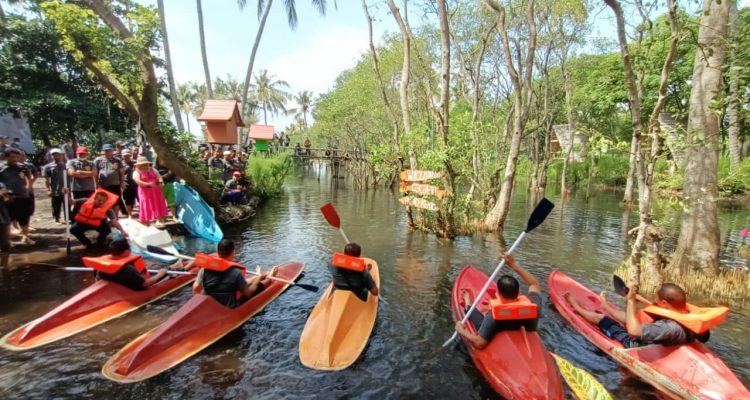 Beberapa destinasi wisata melonjak pengunjungnya hingga 50 persen. Sementara okupansi hotel naik hampir dua kali lipat.