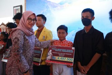 Selain hibah bantuan tersebut, setiap tahun Pemkab Banyuwangi juga menyalurkan insentif kepada 4.676 tenaga pendidik non PNS senilai Rp 53,169 miliar.