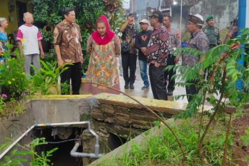 Satu alat berat eskavator dikerahkan untuk melebarkan saluran air atau drainase. Pengerjaan ini sudah dilakukan sejak Minggu 14 Januari 2024 kemarin.