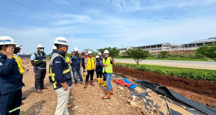 Drainase Temporer tersebut nantinya akan mengalirkan air hujan ke hulu sungai mata air yang harapannya dapat mengurangi risiko genangan air dan memastikan kelancaran proses konstruksi.