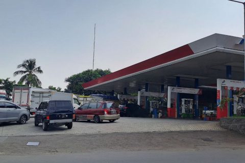 Hari ini Kamis (6/6) sejumlah SPBU Pertamina termasuk Pertamina dengan kode 31 tidak menjual BBM jenis solar , sejumlah kendaraan besar truk kewalahan mencari BBM jenis solar. Kondisi ini membuat jalan mengalami kemacetan akibat sulitnya BBM Solar, menurut info setempat ada kendala mesin dan pasokan selama dua bulan belakang sulit.