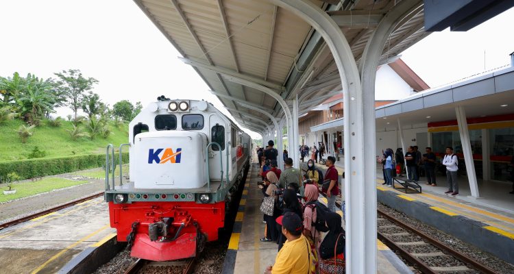 Ipuk juga menyambut baik adanya peningkatan layanan perkeretaapian dari PT. KAI, dan menunggu dibukanya relasi-relasi baru yang akan menghubungkan Banyuwangi dengan kota-kota lainnya.